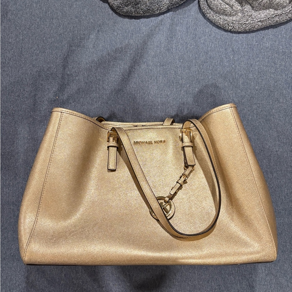 Michael Kors Gold Shoulder Bag with Sleek Design